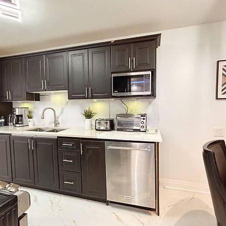 Super Luxury Family Home - 3 Bedrooms, 1 Full Bathroom And 1 Half Washroom With Free Parking, Wifi, Netflix Toronto Luaran gambar