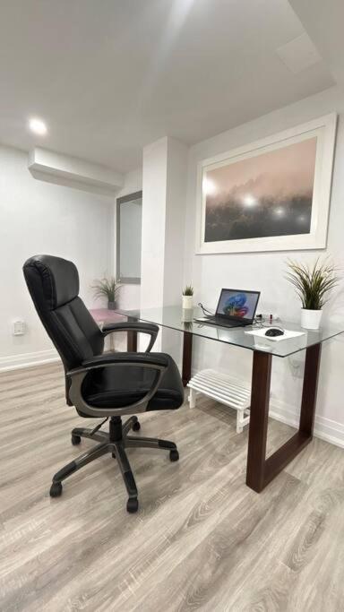 Super Luxury Family Home - 3 Bedrooms, 1 Full Bathroom And 1 Half Washroom With Free Parking, Wifi, Netflix Toronto Luaran gambar