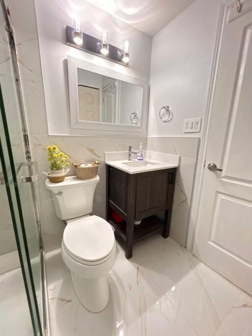 Super Luxury Family Home - 3 Bedrooms, 1 Full Bathroom And 1 Half Washroom With Free Parking, Wifi, Netflix Toronto Luaran gambar