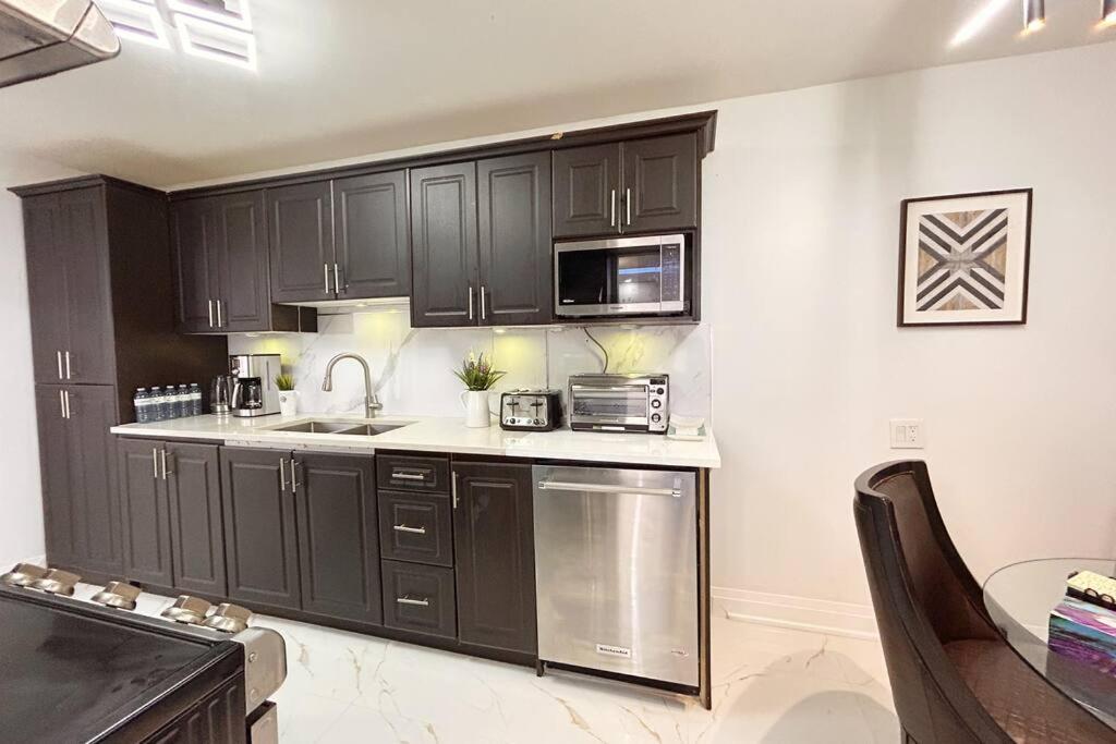 Super Luxury Family Home - 3 Bedrooms, 1 Full Bathroom And 1 Half Washroom With Free Parking, Wifi, Netflix Toronto Luaran gambar