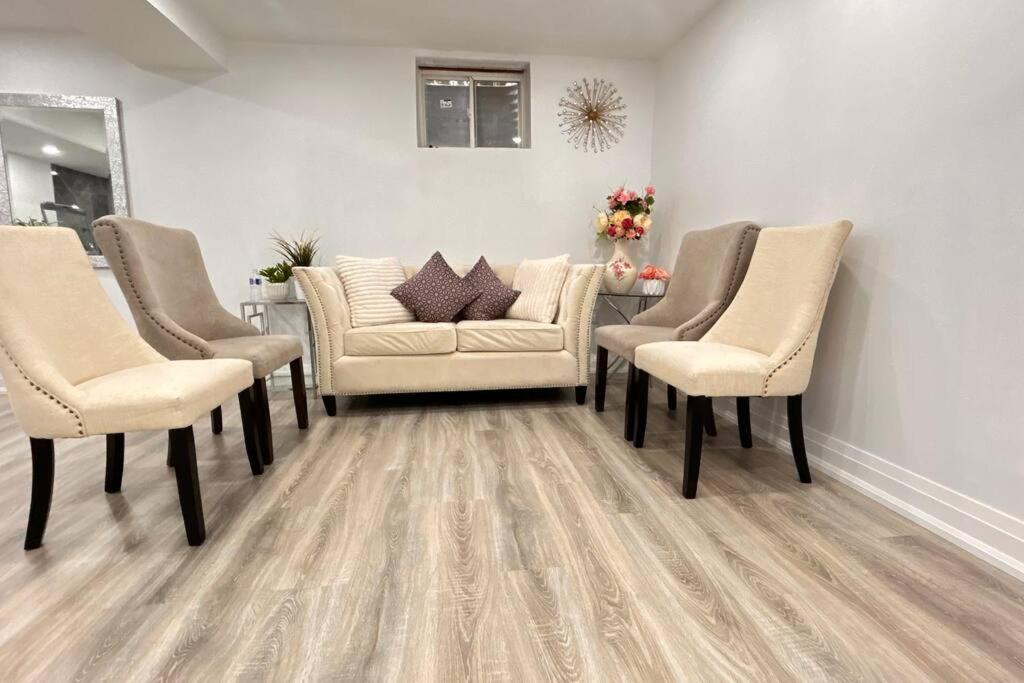 Super Luxury Family Home - 3 Bedrooms, 1 Full Bathroom And 1 Half Washroom With Free Parking, Wifi, Netflix Toronto Luaran gambar