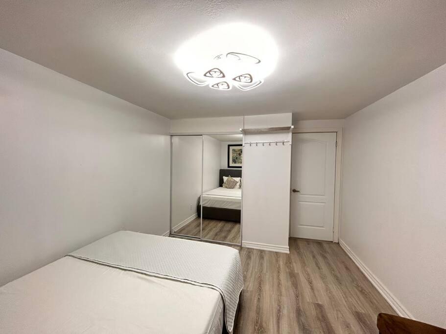Super Luxury Family Home - 3 Bedrooms, 1 Full Bathroom And 1 Half Washroom With Free Parking, Wifi, Netflix Toronto Luaran gambar