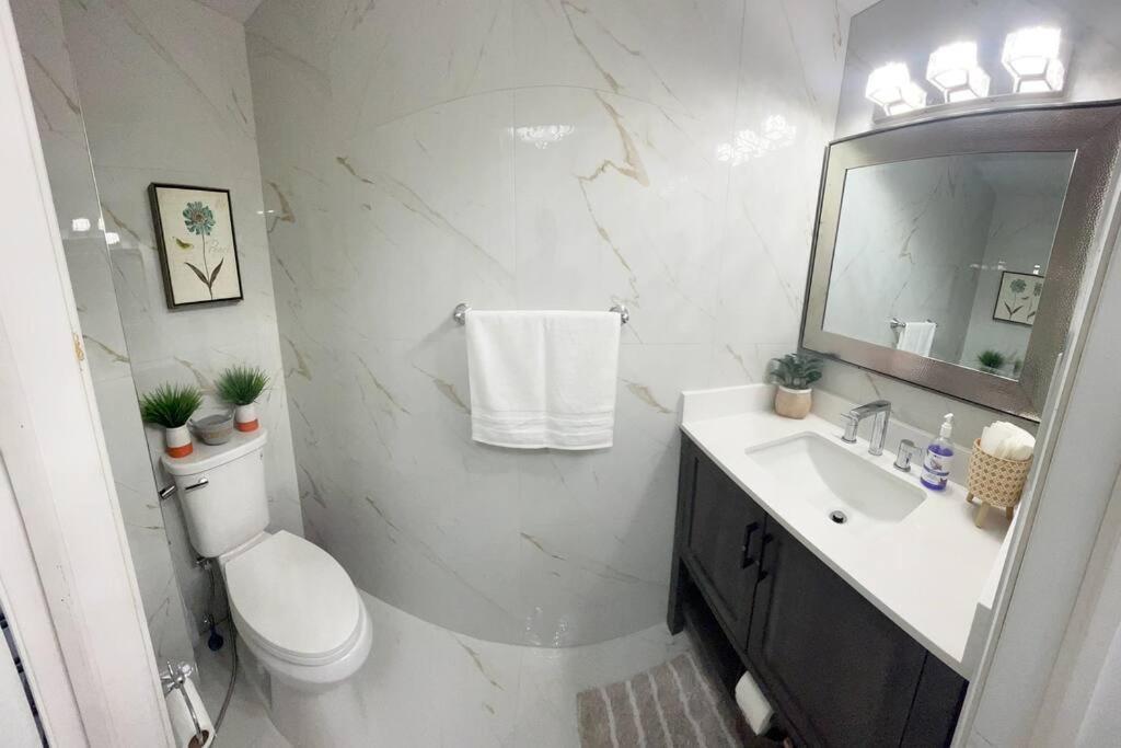 Super Luxury Family Home - 3 Bedrooms, 1 Full Bathroom And 1 Half Washroom With Free Parking, Wifi, Netflix Toronto Luaran gambar