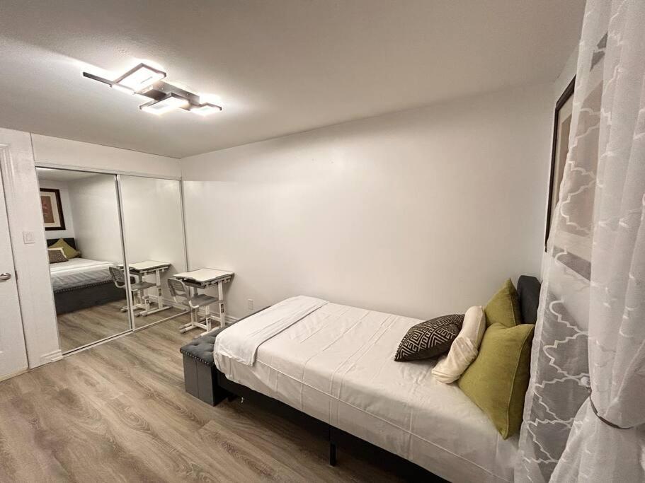 Super Luxury Family Home - 3 Bedrooms, 1 Full Bathroom And 1 Half Washroom With Free Parking, Wifi, Netflix Toronto Luaran gambar