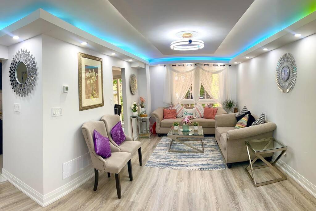 Super Luxury Family Home - 3 Bedrooms, 1 Full Bathroom And 1 Half Washroom With Free Parking, Wifi, Netflix Toronto Luaran gambar