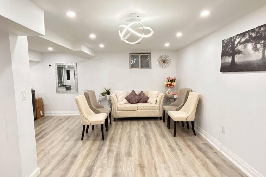 Super Luxury Family Home - 3 Bedrooms, 1 Full Bathroom And 1 Half Washroom With Free Parking, Wifi, Netflix Toronto Luaran gambar
