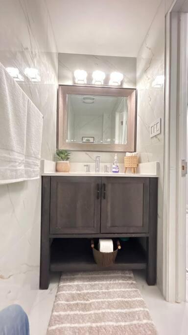Super Luxury Family Home - 3 Bedrooms, 1 Full Bathroom And 1 Half Washroom With Free Parking, Wifi, Netflix Toronto Luaran gambar