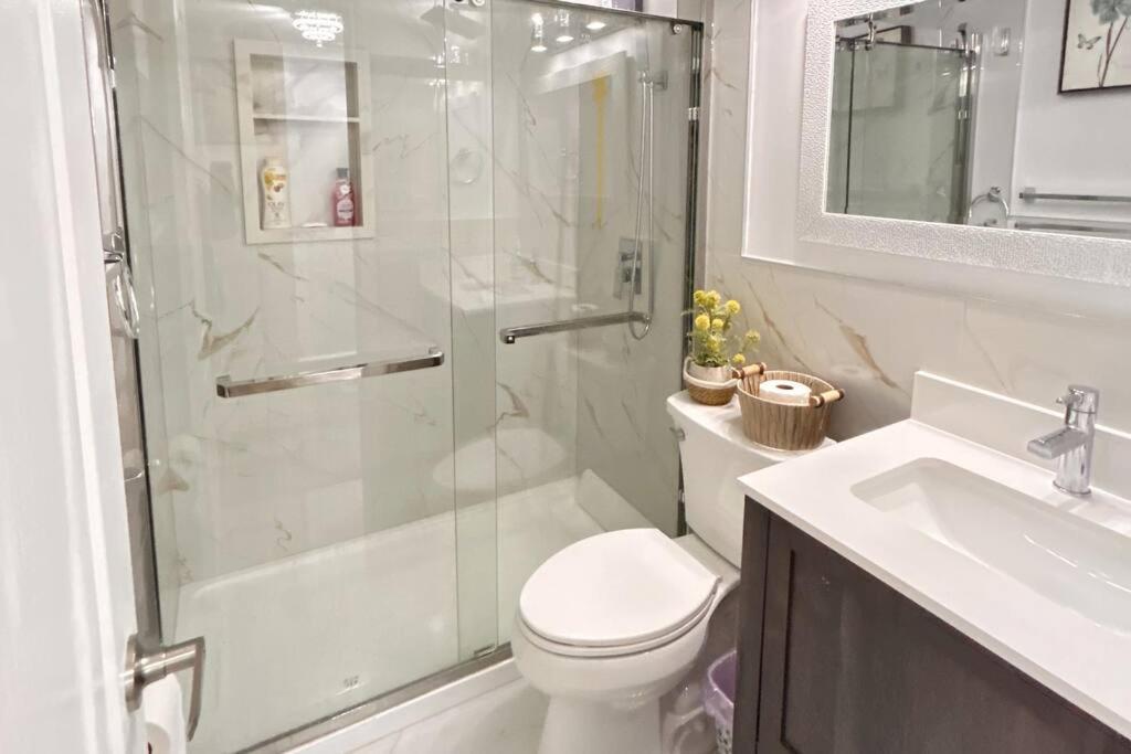 Super Luxury Family Home - 3 Bedrooms, 1 Full Bathroom And 1 Half Washroom With Free Parking, Wifi, Netflix Toronto Luaran gambar