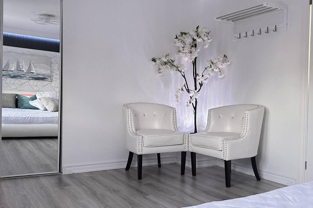 Super Luxury Family Home - 3 Bedrooms, 1 Full Bathroom And 1 Half Washroom With Free Parking, Wifi, Netflix Toronto Luaran gambar