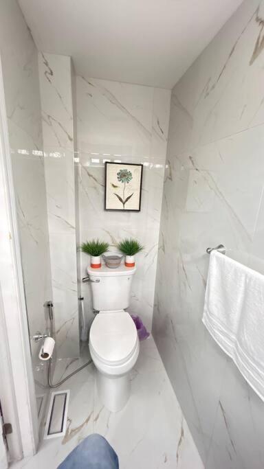 Super Luxury Family Home - 3 Bedrooms, 1 Full Bathroom And 1 Half Washroom With Free Parking, Wifi, Netflix Toronto Luaran gambar
