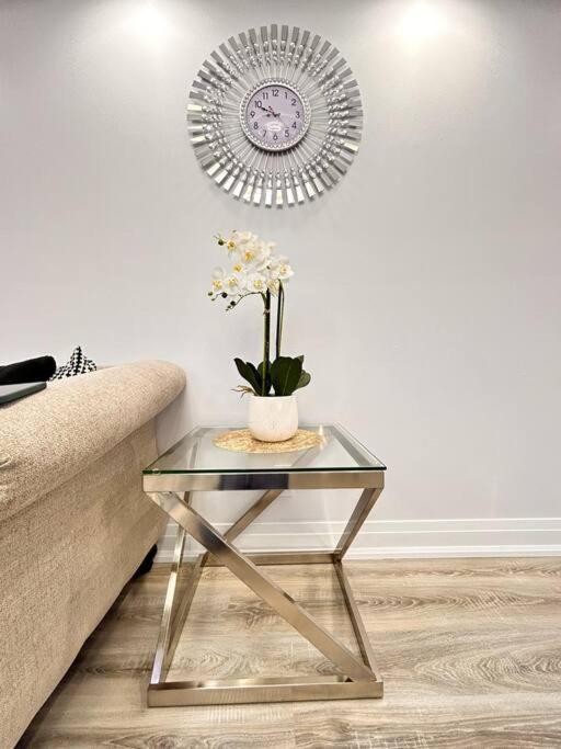 Super Luxury Family Home - 3 Bedrooms, 1 Full Bathroom And 1 Half Washroom With Free Parking, Wifi, Netflix Toronto Luaran gambar