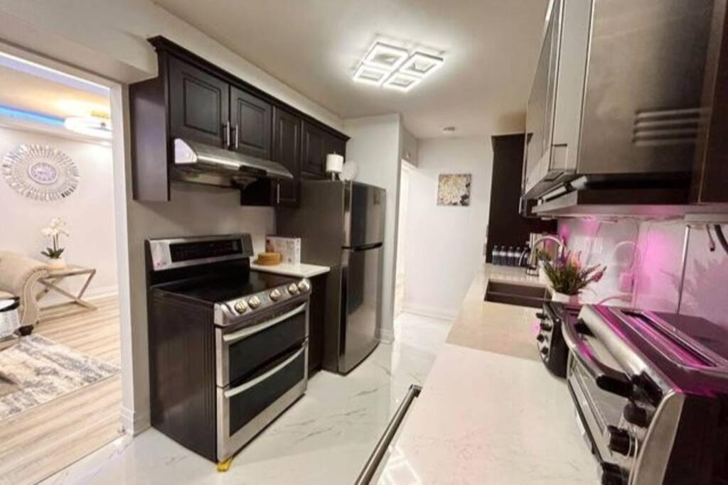 Super Luxury Family Home - 3 Bedrooms, 1 Full Bathroom And 1 Half Washroom With Free Parking, Wifi, Netflix Toronto Luaran gambar