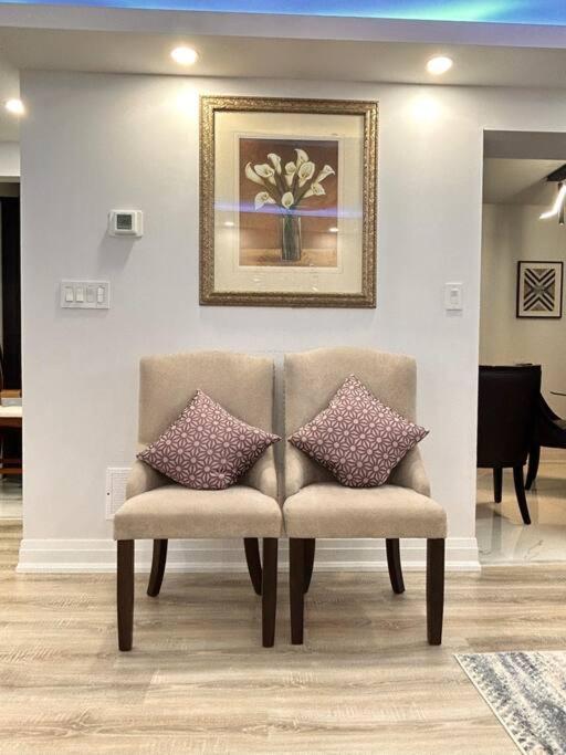 Super Luxury Family Home - 3 Bedrooms, 1 Full Bathroom And 1 Half Washroom With Free Parking, Wifi, Netflix Toronto Luaran gambar