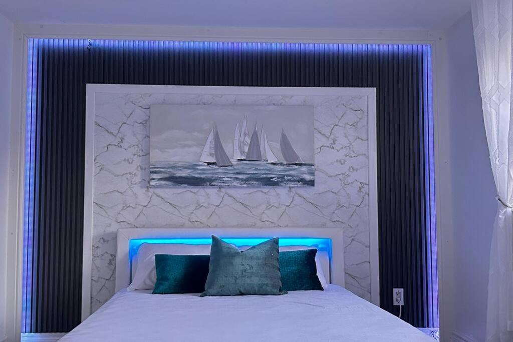 Super Luxury Family Home - 3 Bedrooms, 1 Full Bathroom And 1 Half Washroom With Free Parking, Wifi, Netflix Toronto Luaran gambar