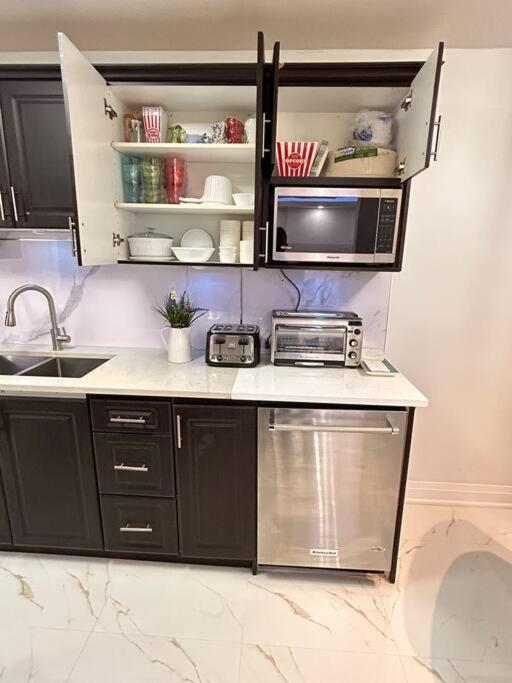 Super Luxury Family Home - 3 Bedrooms, 1 Full Bathroom And 1 Half Washroom With Free Parking, Wifi, Netflix Toronto Luaran gambar