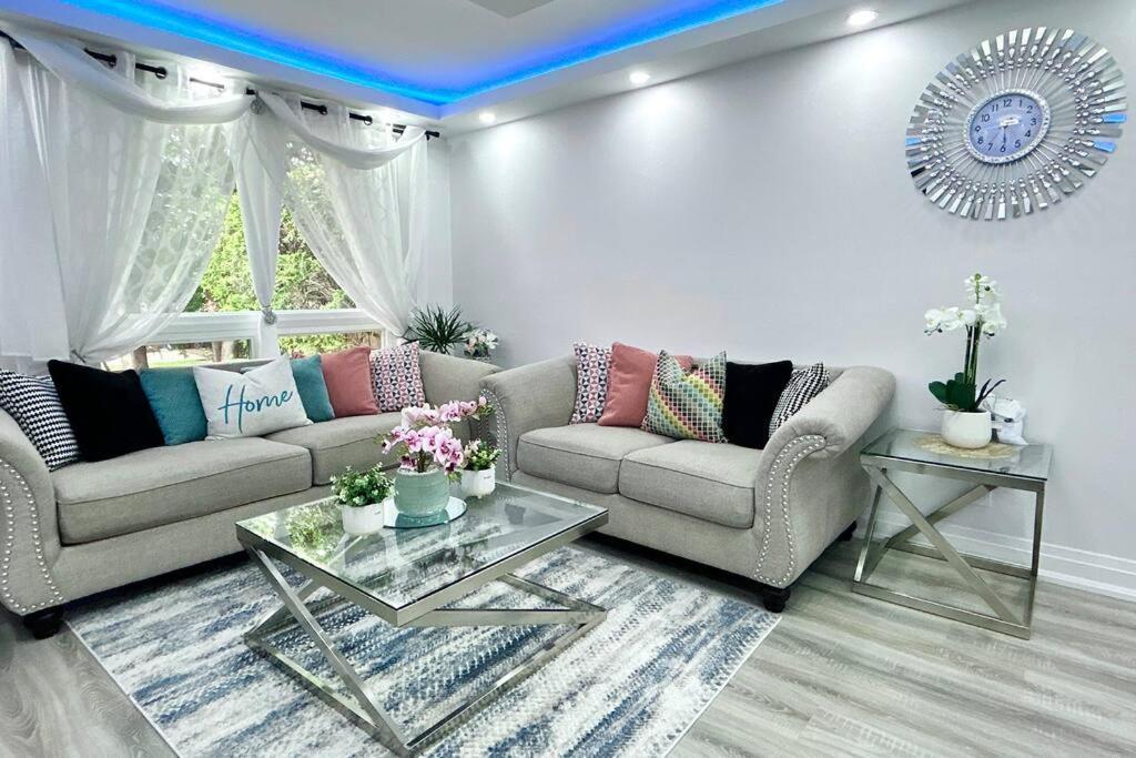 Super Luxury Family Home - 3 Bedrooms, 1 Full Bathroom And 1 Half Washroom With Free Parking, Wifi, Netflix Toronto Luaran gambar